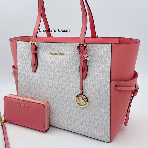 Michael Kors Handbags - NWT! 🌸Michael Kors Gilly Drawstring Tote Set